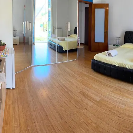 بيت ضيافة Il Tulipano Quadrupla Con Bagno Senza Cucina E Monolocale Con Bagno E Angolo Cottura سيستري ليفانتي
